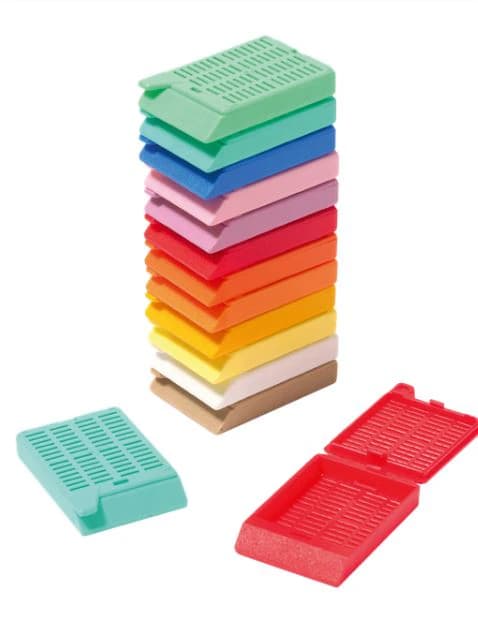Tissue-Tek Uni-Cassette Standard Cassette, For Handwriting Only, with Locking Lid, Gray, 500/Case - Tissue-Tek Uni-Cassette - Image 1