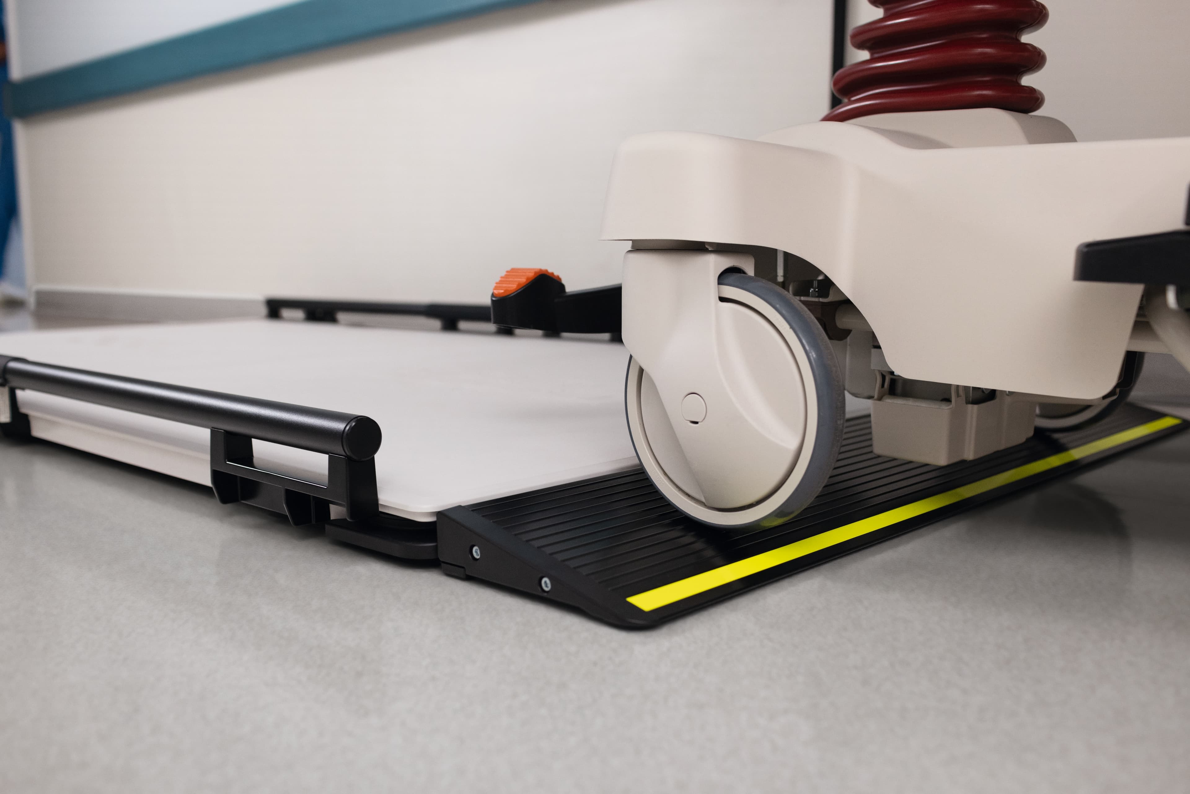 seca XLine Stretcher Scale EMR, 2200 lb / 1000 kg Capacity, Digital Remote ID-Display thumbnail 5