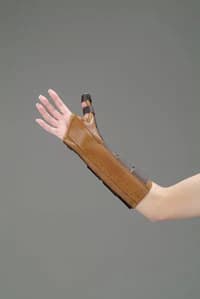 DeRoyal Wrist/Forearm Splint with Abductor, Leatherette, 11", Size Large, Left - Wrist Forearm Splt W/abd - Image 1