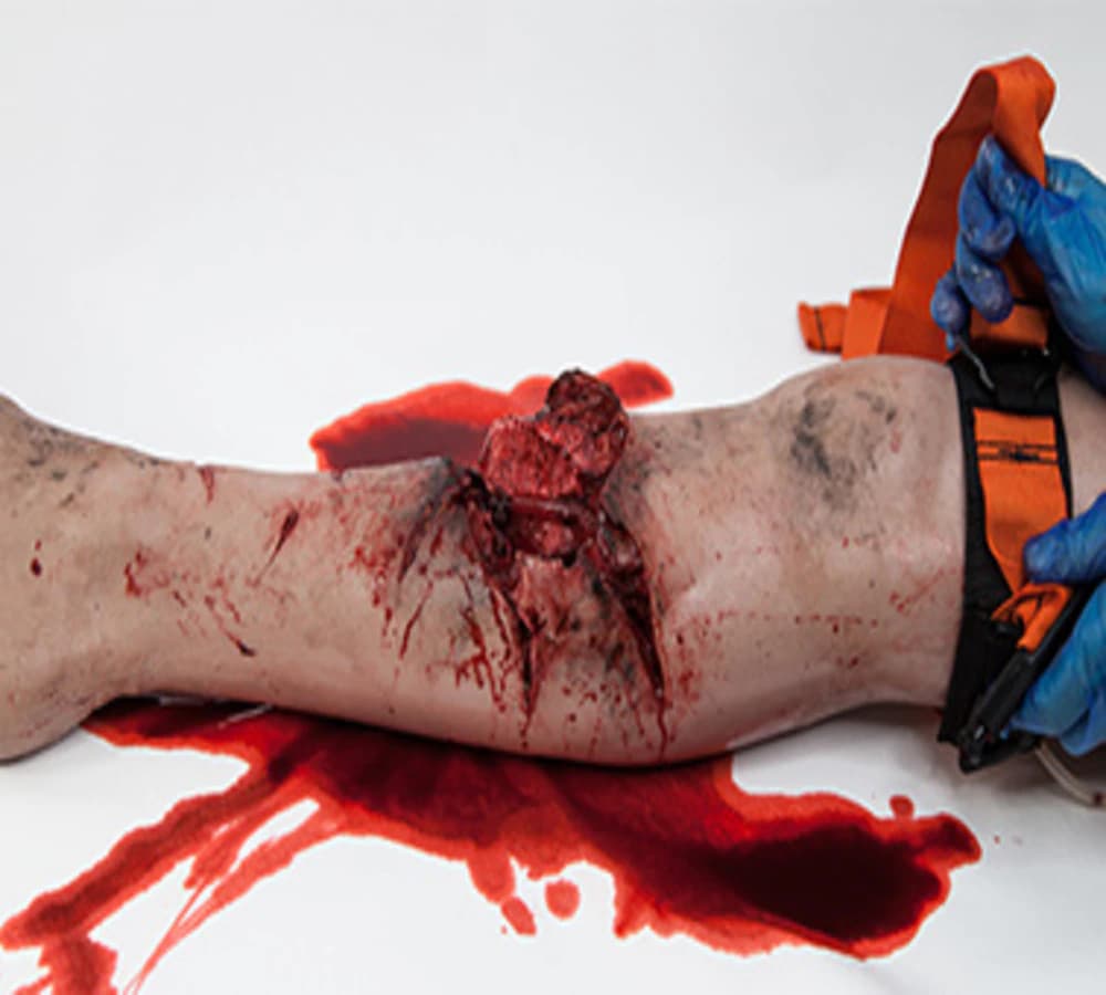 SimBodies Major Leg Injury Trainer, Portable Hemorrhage Control Leg with Bleeding Tube and Pump, 78x25x19cm, Each - Major Leg Injury Trainer - Image 1