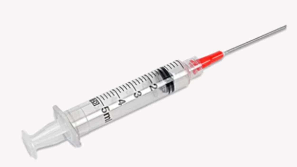 Becton-Dickinson Hypodermic Syringe with Needle, 18G x 1-1/2", 5 mL, Pink, Regular Bevel, Sterile, 100/Box thumbnail 2