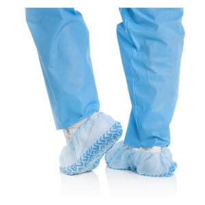 Halyard Xtra Traction Shoe Cover, Universal Size, 100/Box - .XTRA TRACTION SHOE COVER UNIV 100/BX - Image 1