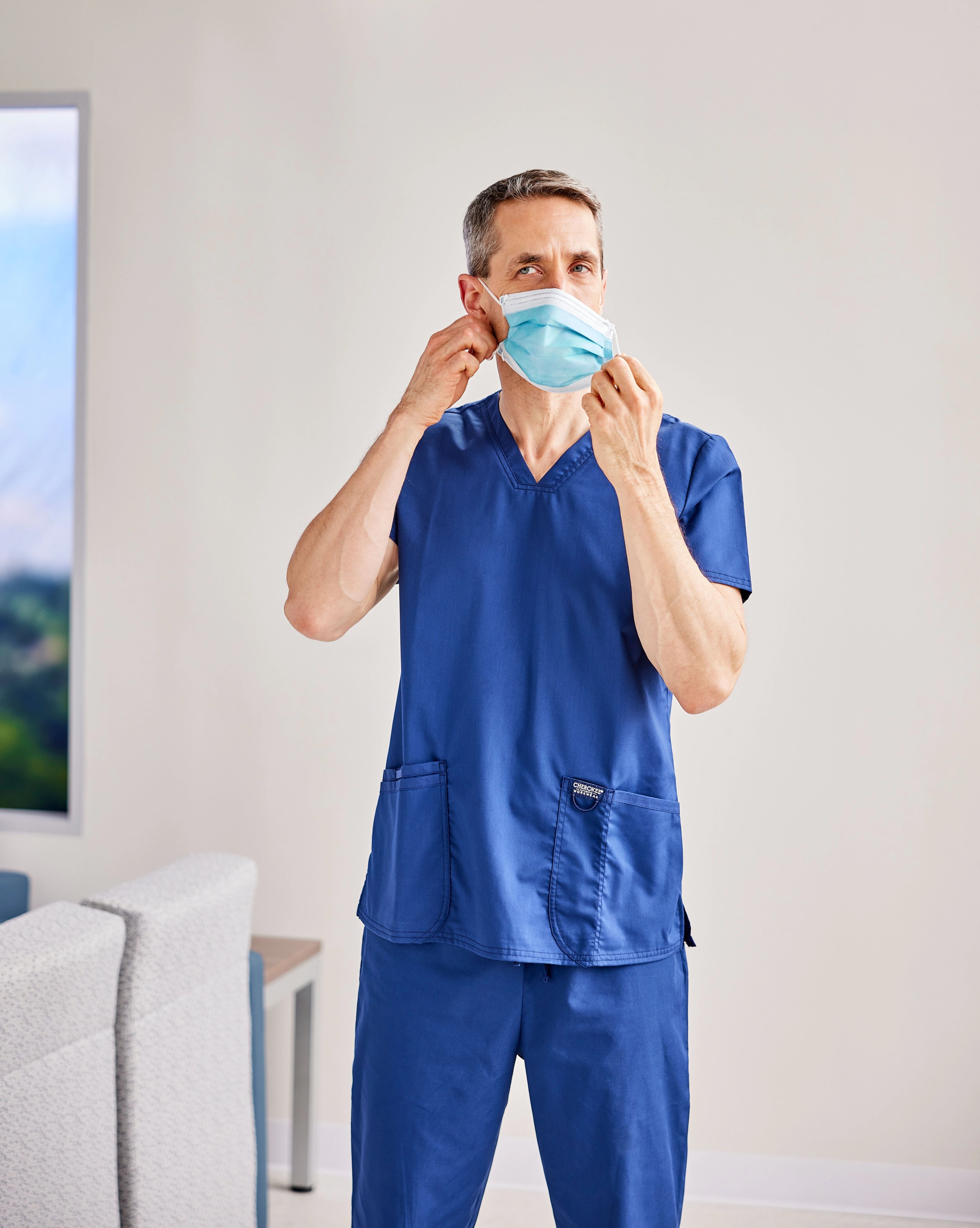 Cardinal Isolation Gown, AAMI Level 4, Coated Polypropylene, Universal Adult Size, Blue, 10/Pk